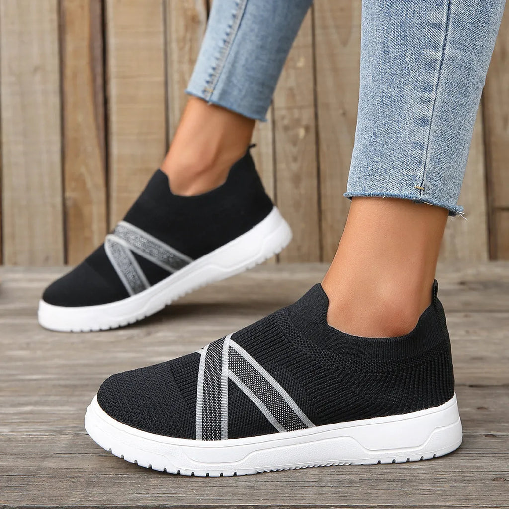 Black women's flat shoes with flyknit mesh upper, round toe and tassel detail
