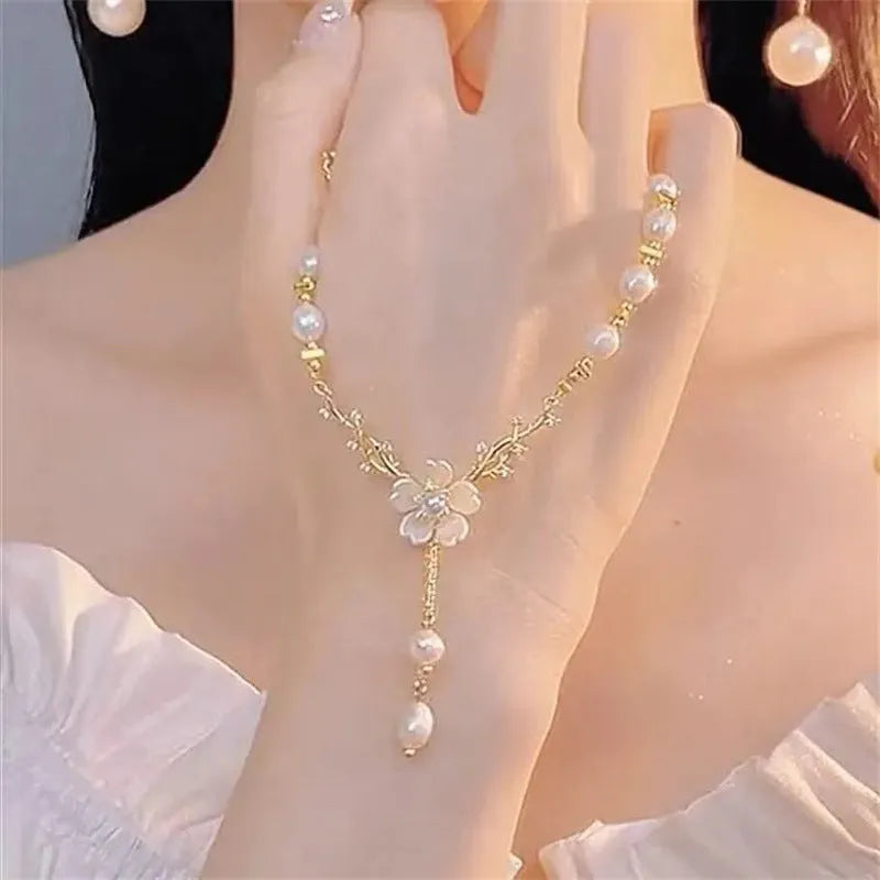 Women's pearl flower alloy necklace with floral and rose designs, 50 cm chain.