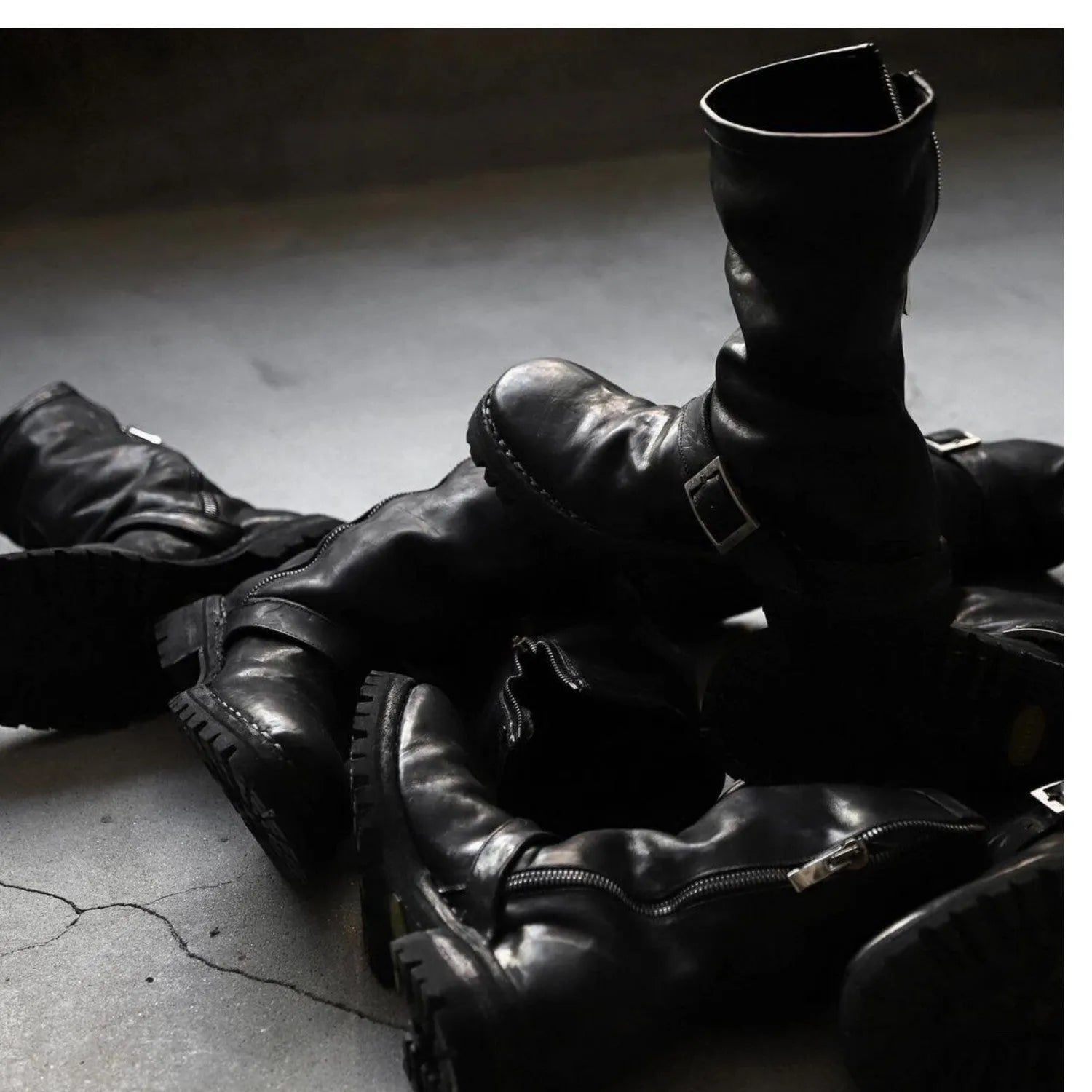 Men's black retro-style zip-up Martin boots with a round toe on a plain background.