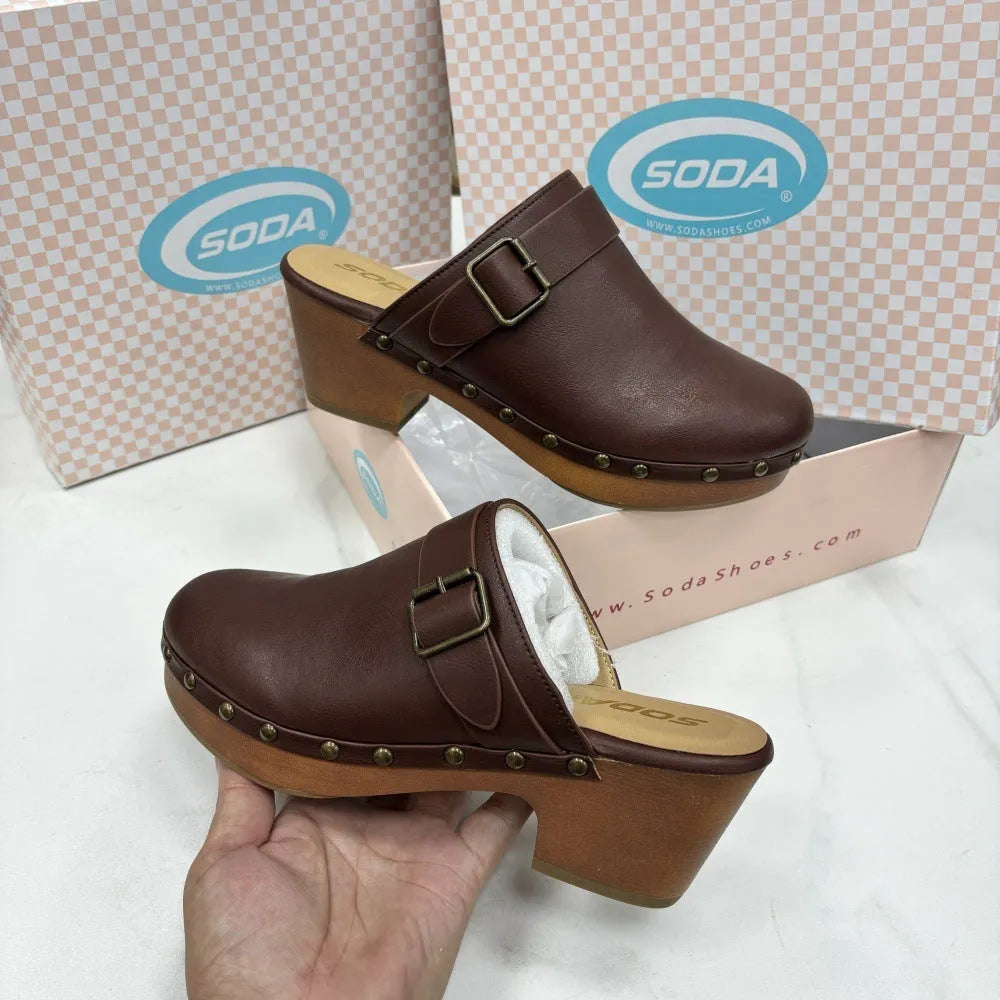 Retro chunky heel closed toe slippers with rivet details in black and dark brown.