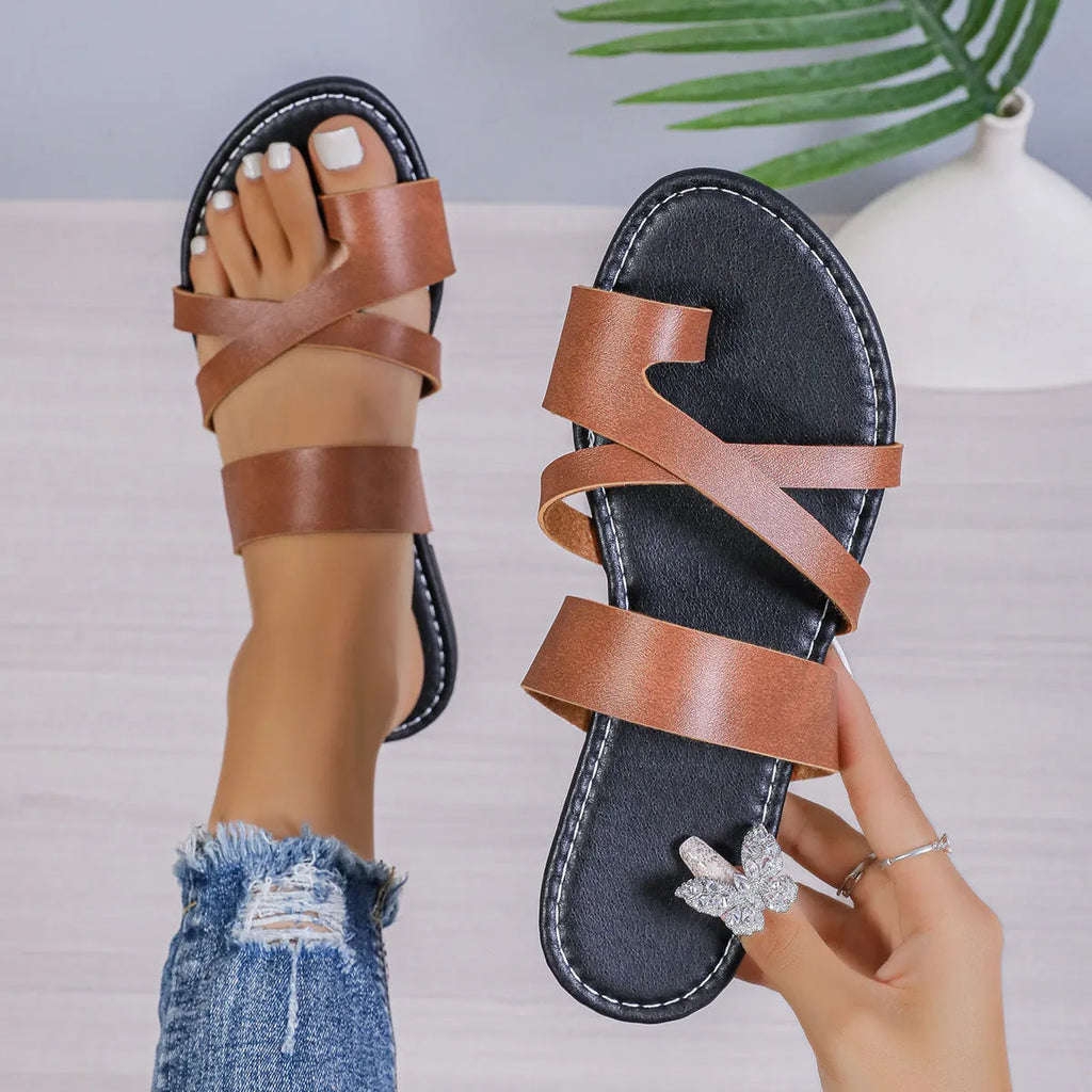 Solid colour one-line casual beach slippers with round toe and hollow-out design on a rubber sole.