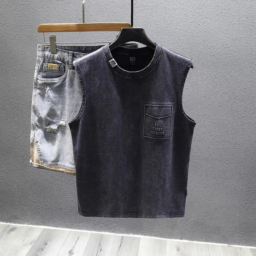 Men's solid colour cotton sleeveless fitness t-shirt in loose-fit version with straight hem design.