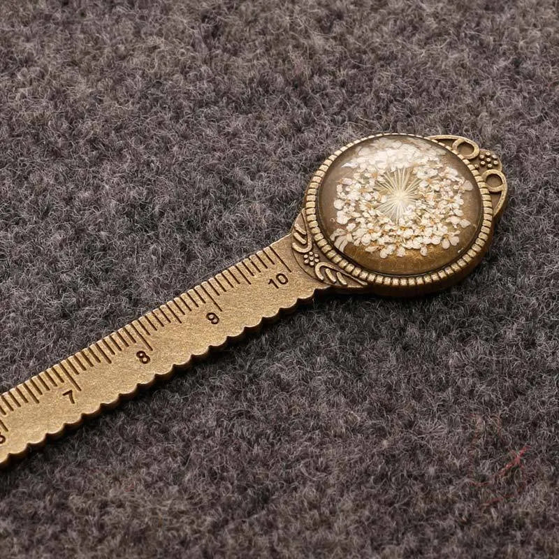 Handmade classical dried flower bookmark with lace flowers and clover, measuring 12cm as a ruler.