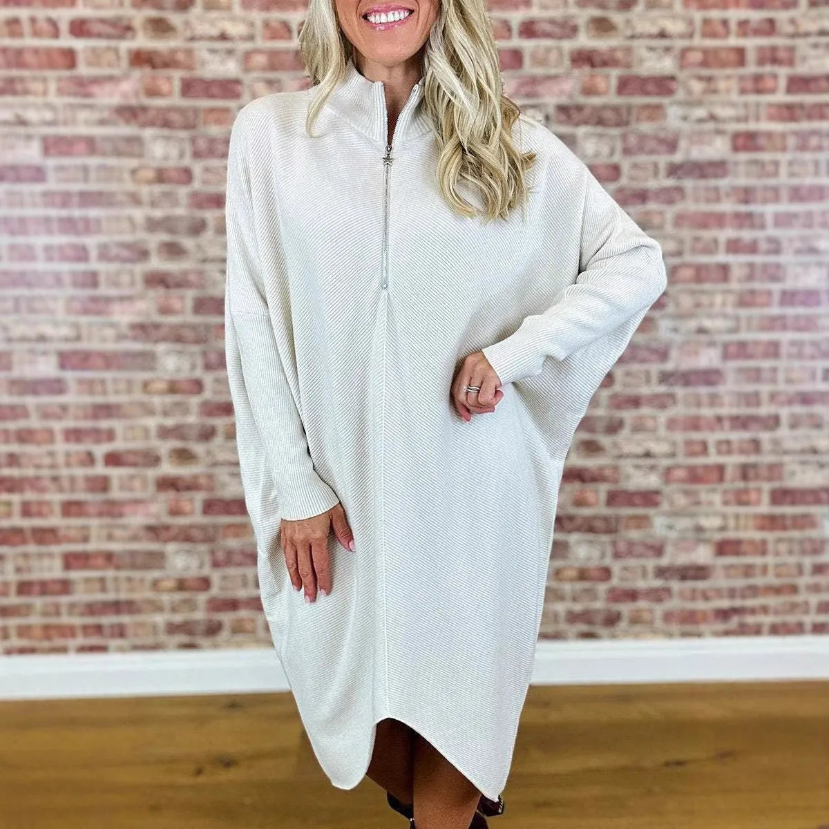 Women's solid colour knitted dress with raglan sleeves and side zipper in polyester fabric.