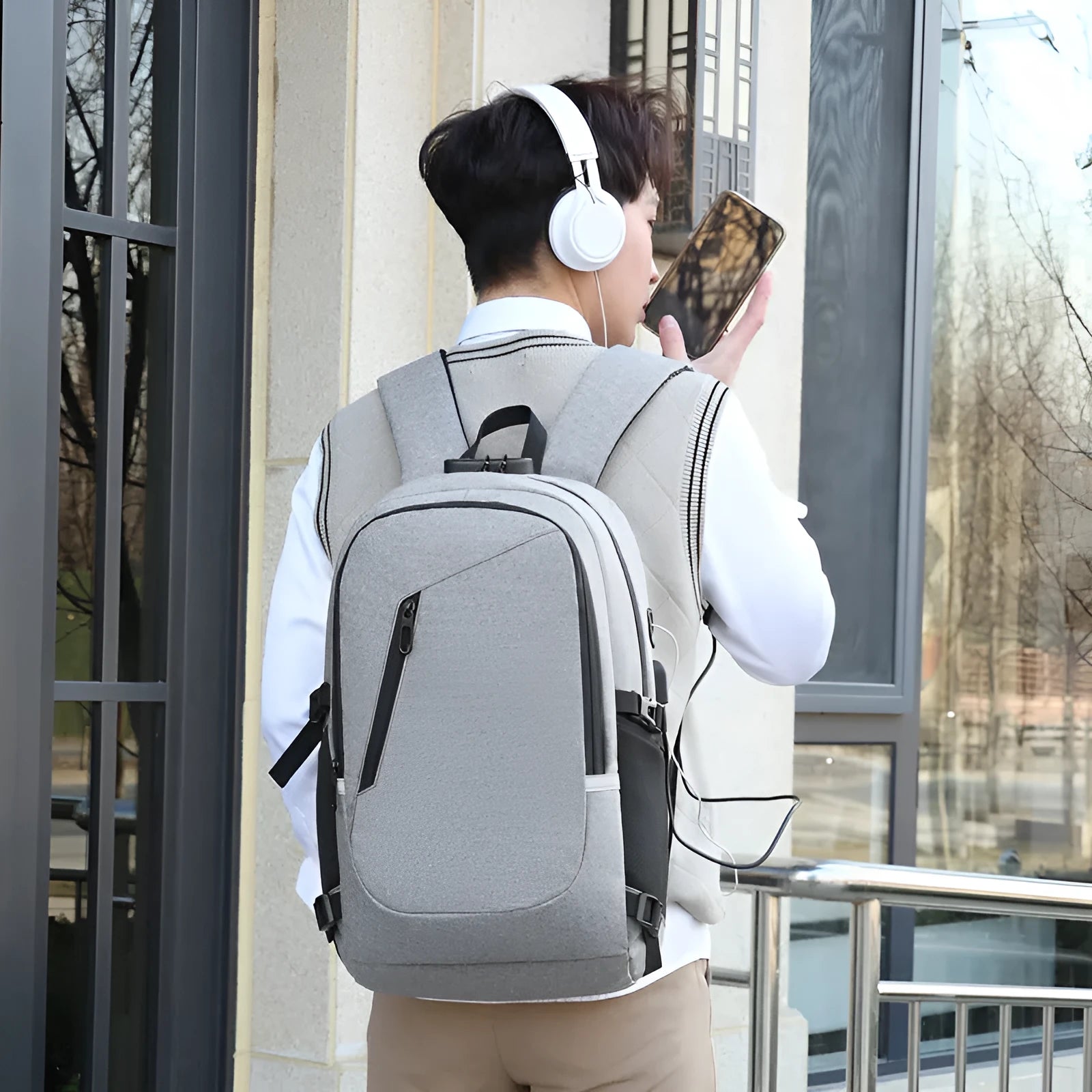 Solid colour Oxford cloth computer backpack with 20-35L capacity for men and women