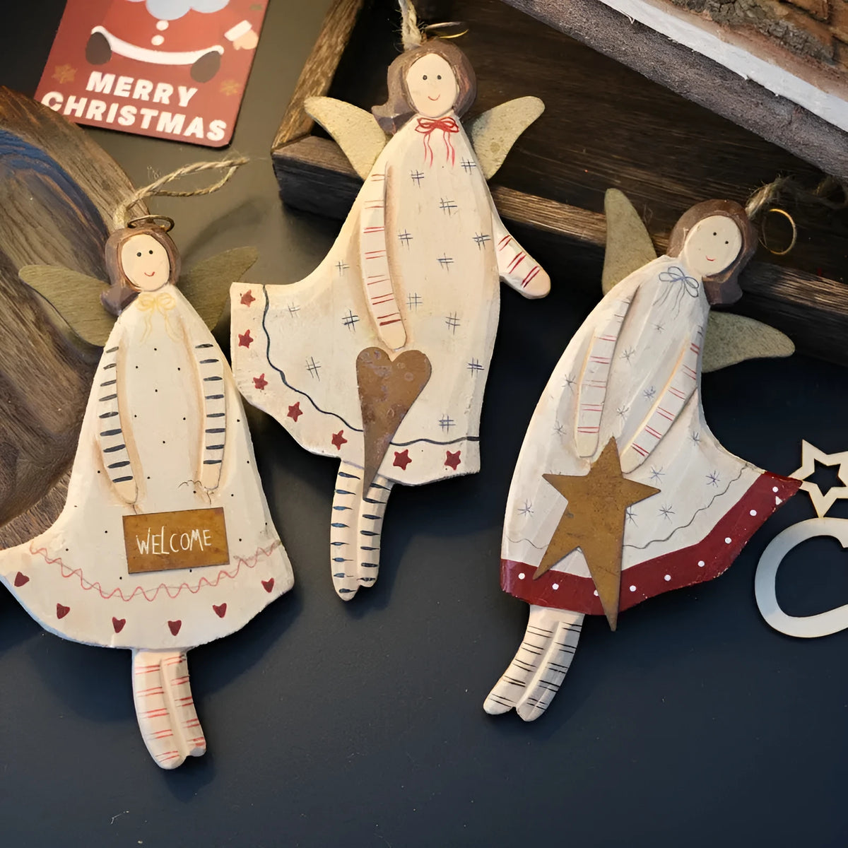 Hand-painted wooden door plate pendant with carved design in American country style.
