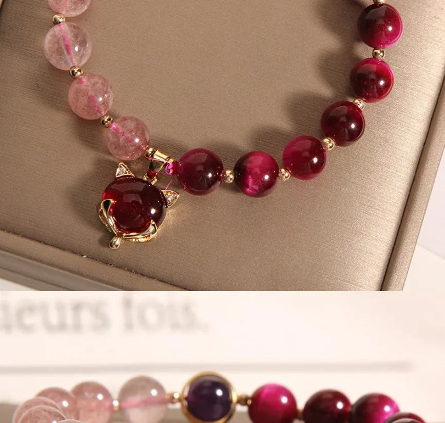 Simple women's bracelet with a strawberry crystal on an 18cm elastic rope band.