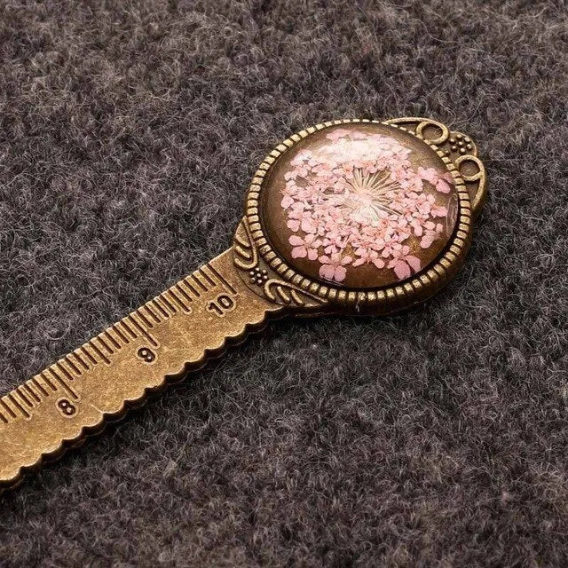 Handmade classical dried flower bookmark with lace flowers and clover, measuring 12cm as a ruler.