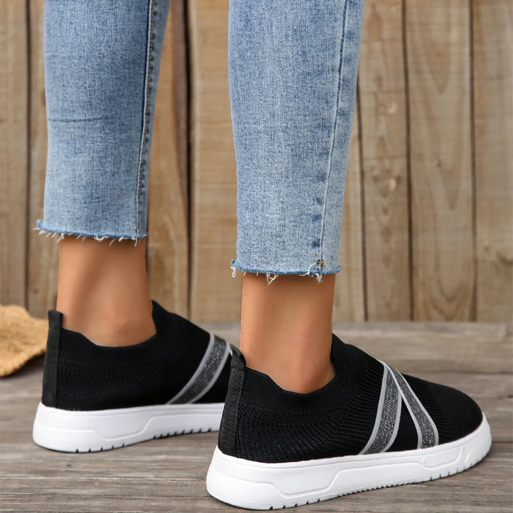 Black women's flat shoes with flyknit mesh upper, round toe and tassel detail