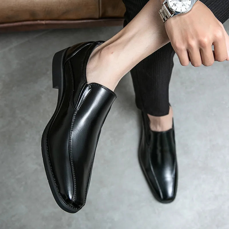 Men's black patent leather pointed toe casual shoes with flat heel on rubber sole