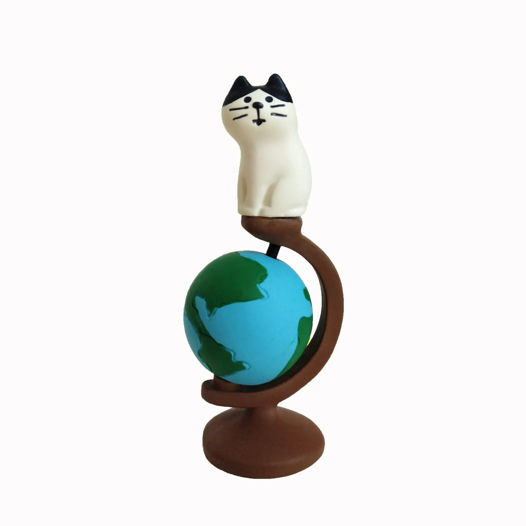 Resin cat figurine statue with Statue of Liberty travel theme in cartoon style