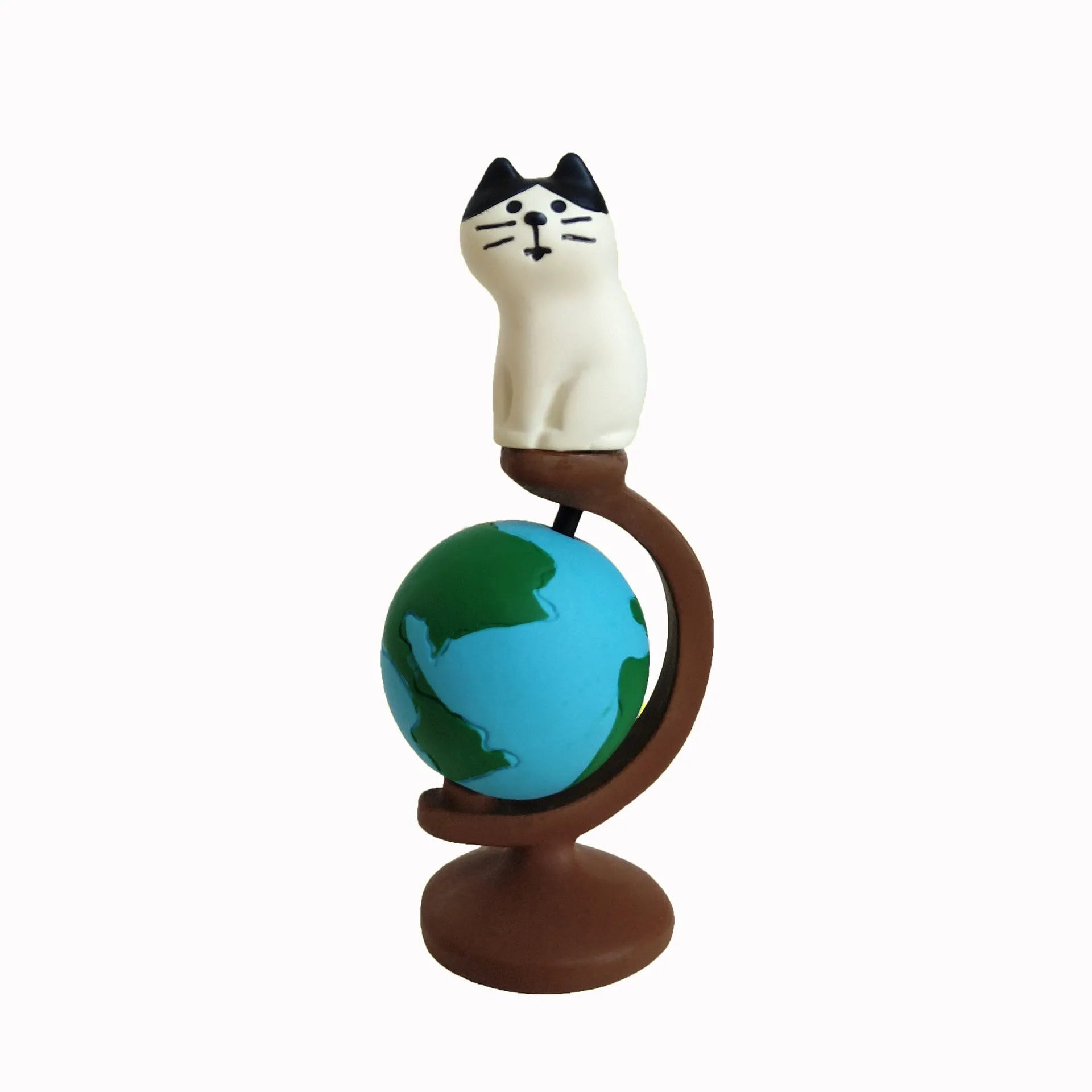 Resin cat figurine statue with Statue of Liberty travel theme in cartoon style