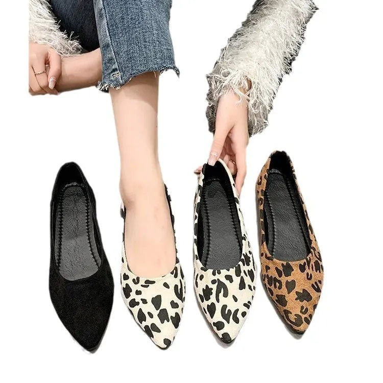 Women's leopard print flat pumps with pointed toe and low heel on cotton upper
