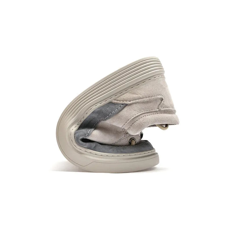 Men's grey casual skate shoes made of pigskin leather with a rubber sole and front lace-up.