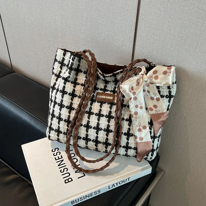 Woolen shoulder bag with horizontal square shape and internal organisers for commuting