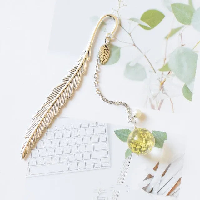 Alloy metal bookmark pendant with dried flower specimen, showing colour options on a 12 cm scale.