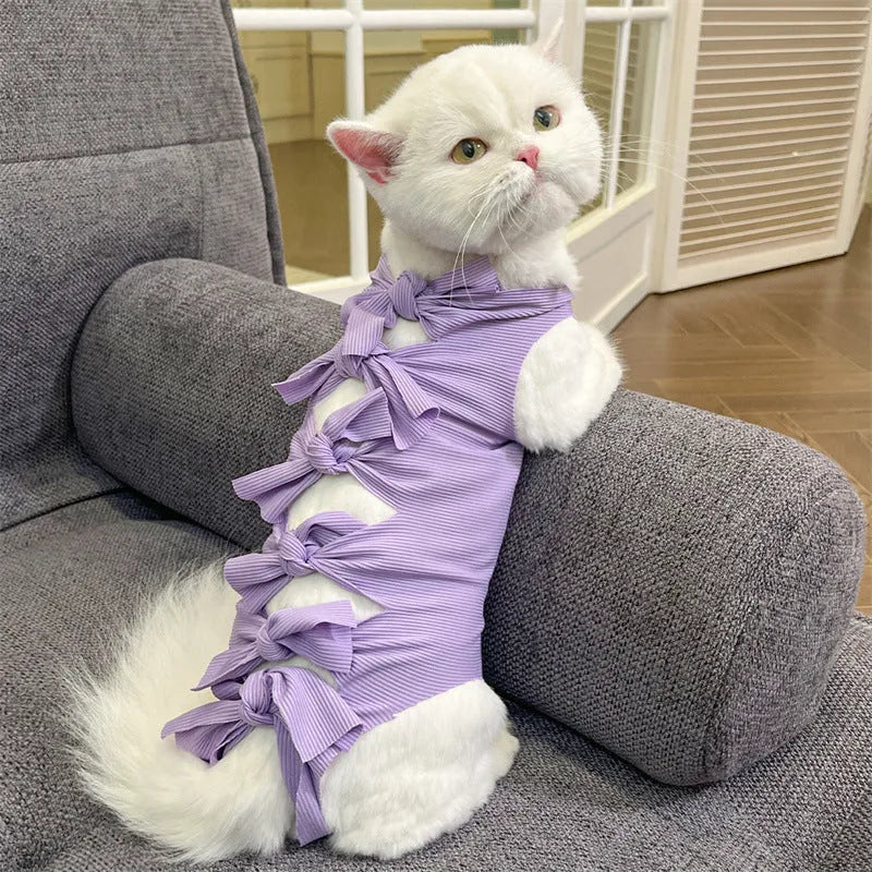 Lace-up cat sterilisation recovery suit in polyester with adjustable fastenings for post-operative wound protection