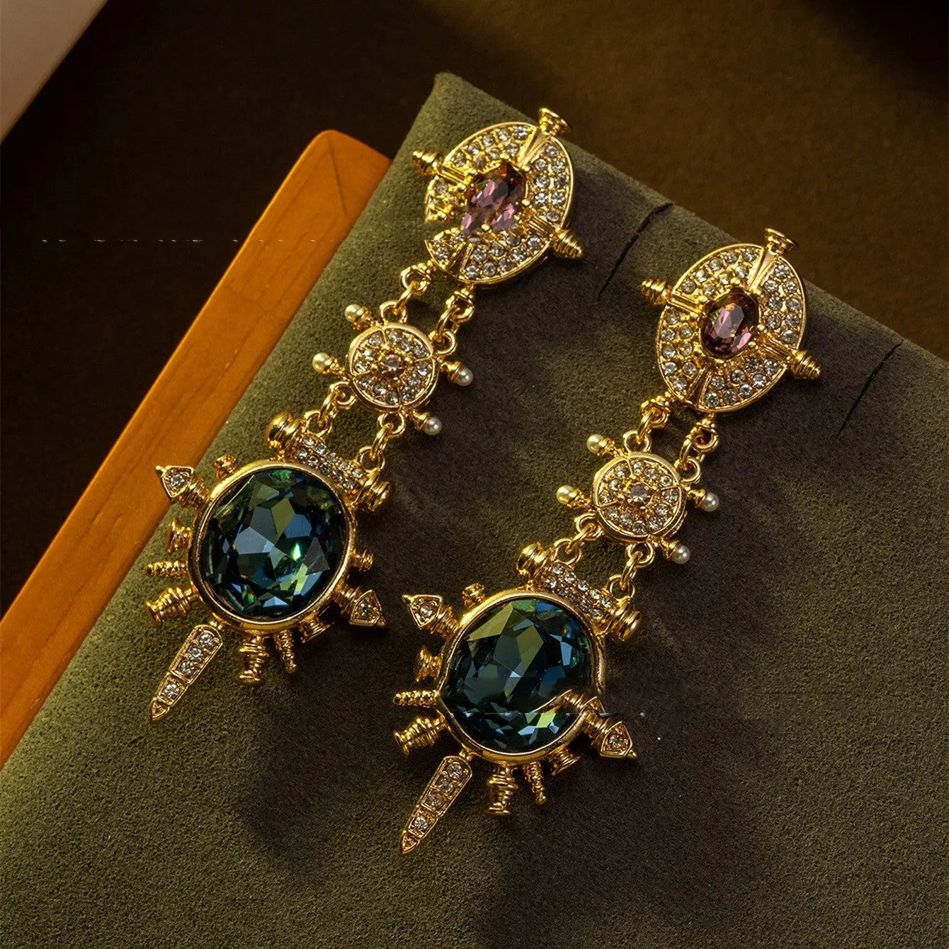 Geometric stud earrings with retro court style, gold colour, and diamond treatment surface