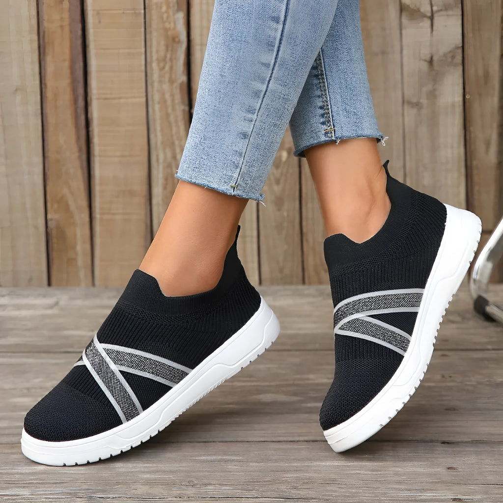 Black women's flat shoes with flyknit mesh upper, round toe and tassel detail