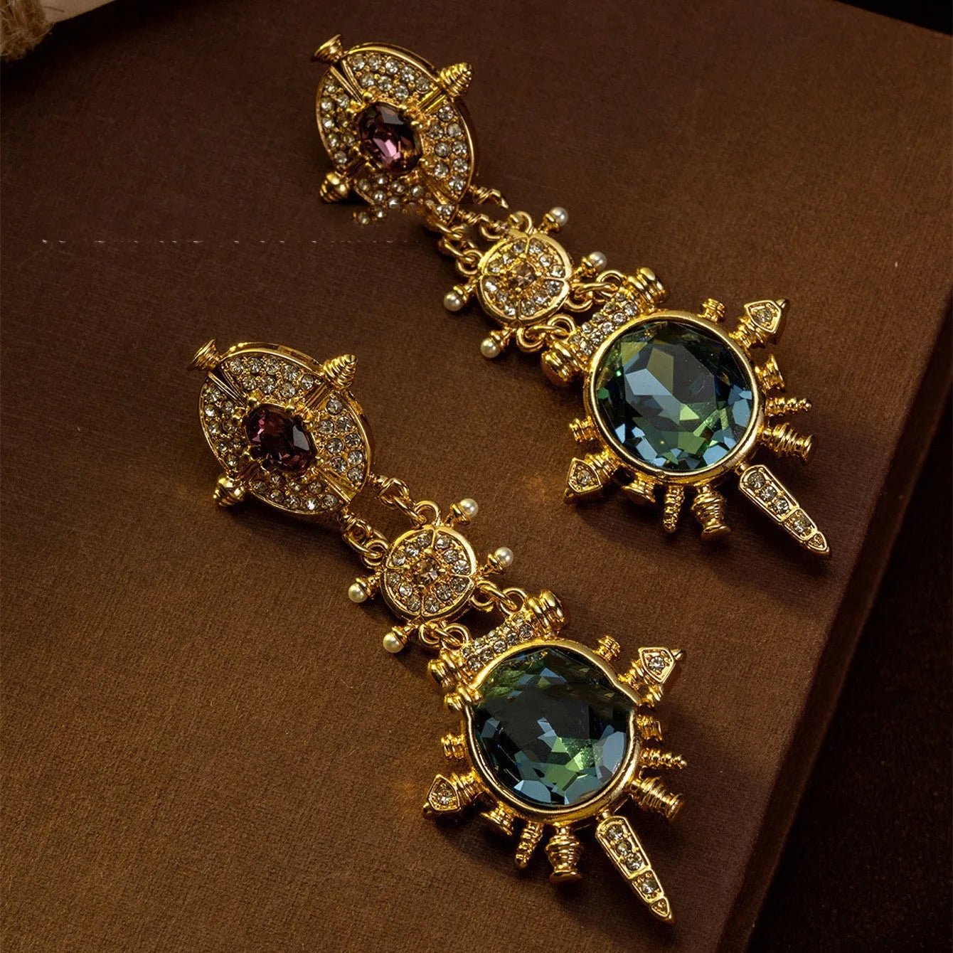 Geometric stud earrings with retro court style, gold colour, and diamond treatment surface