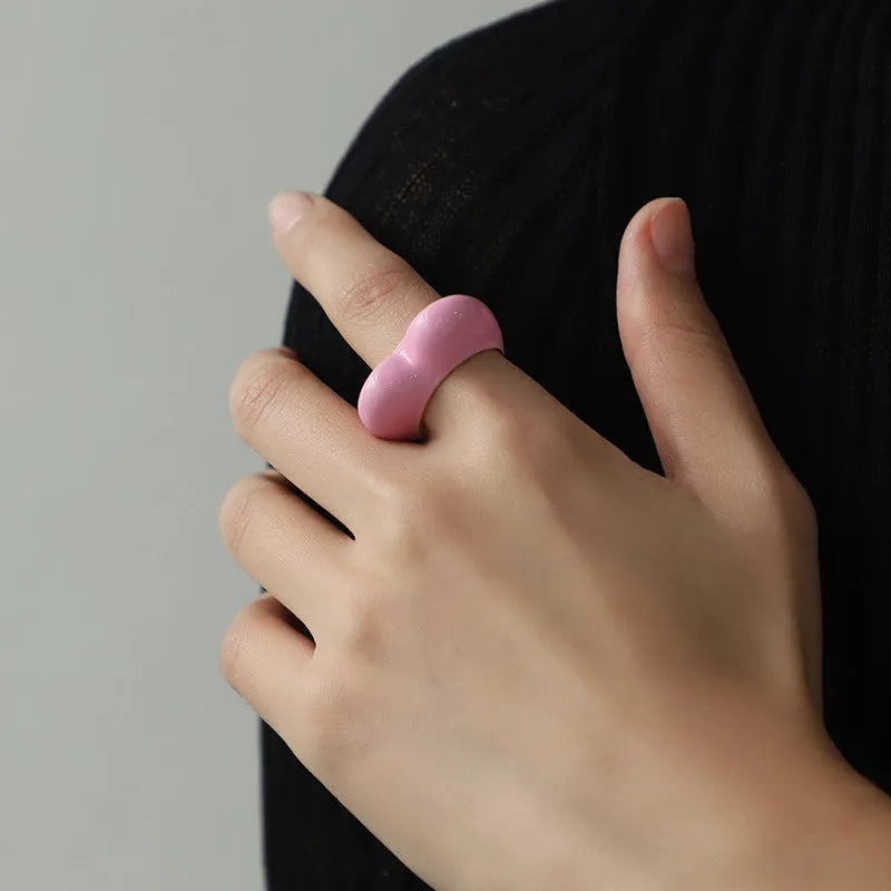 Heart-shaped enamel ring in zinc alloy with coloured finish and three-dimensional design