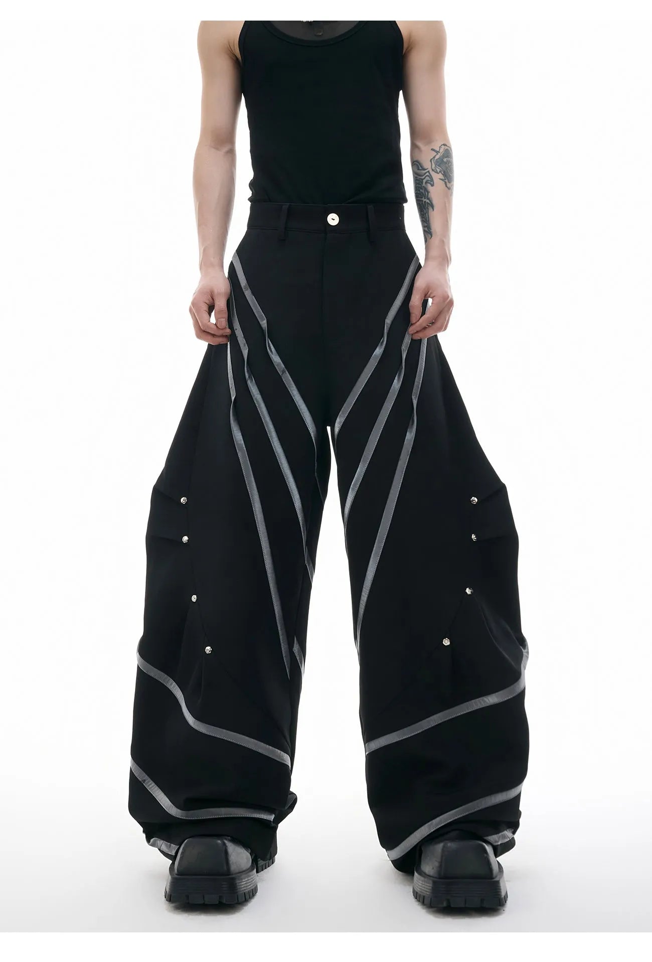 Men's polyester trousers with metal striped rivet pleats and three-dimensional cutting in black or white