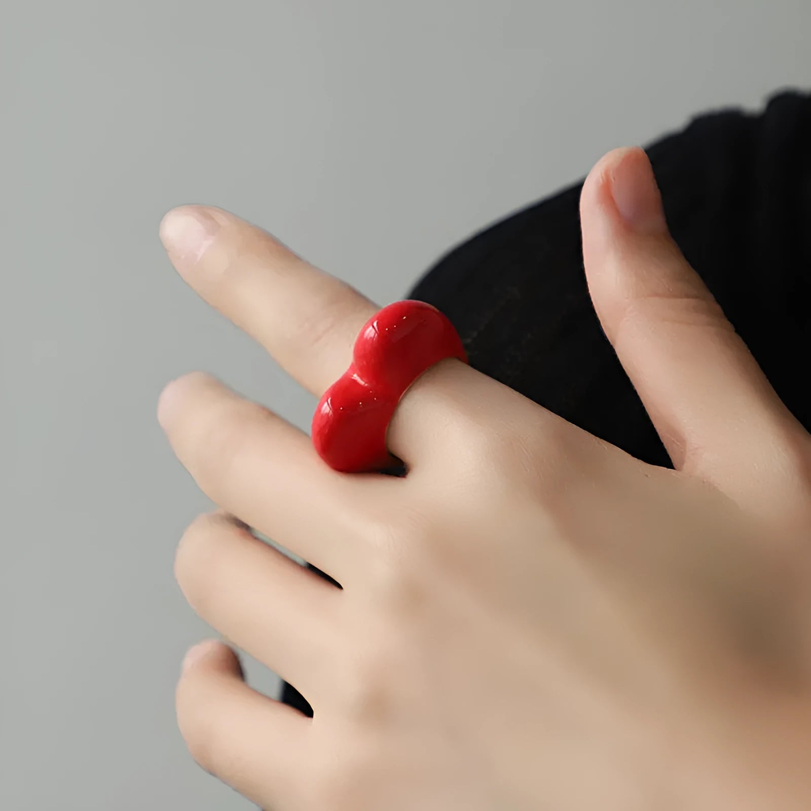 Heart-shaped enamel ring in zinc alloy with coloured finish and three-dimensional design