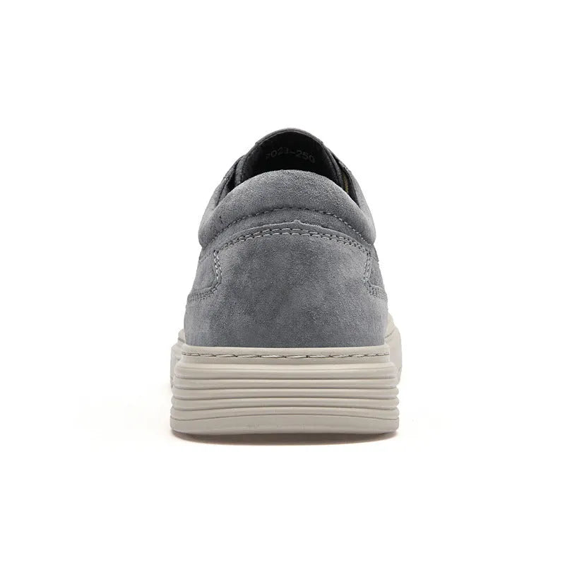 Men's grey casual skate shoes made of pigskin leather with a rubber sole and front lace-up.