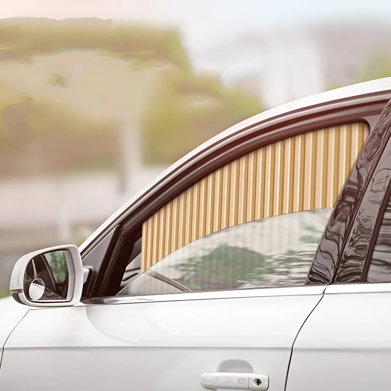 Retractable car sunshade curtain in thick opaque cloth on a roller shutter mechanism
