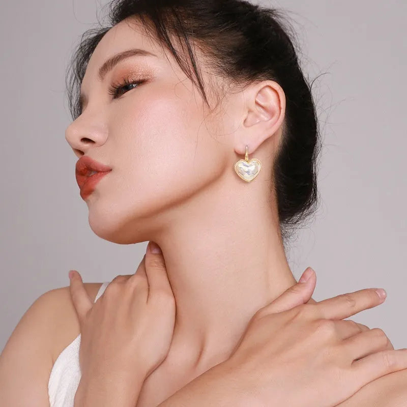 Gold-coloured alloy women's ear clips with natural style design for summer fashion wear