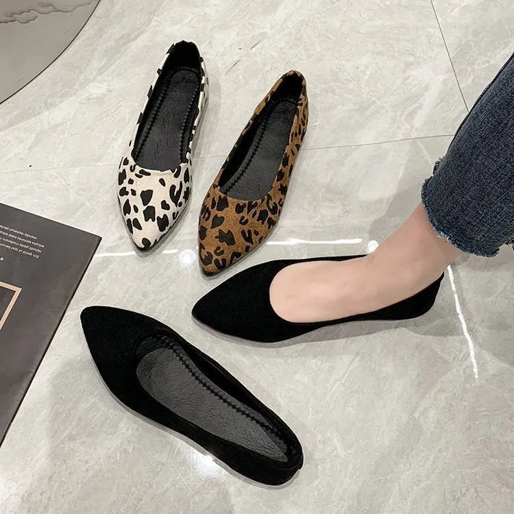 Women's leopard print flat pumps with pointed toe and low heel on cotton upper