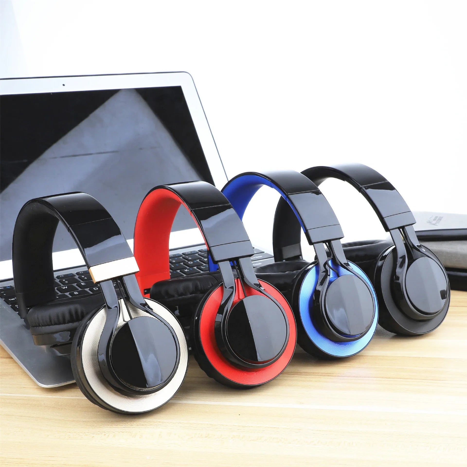 Black wired over-ear headphones with microphone, 40mm drivers and 1.5m cable with 3.5mm plug