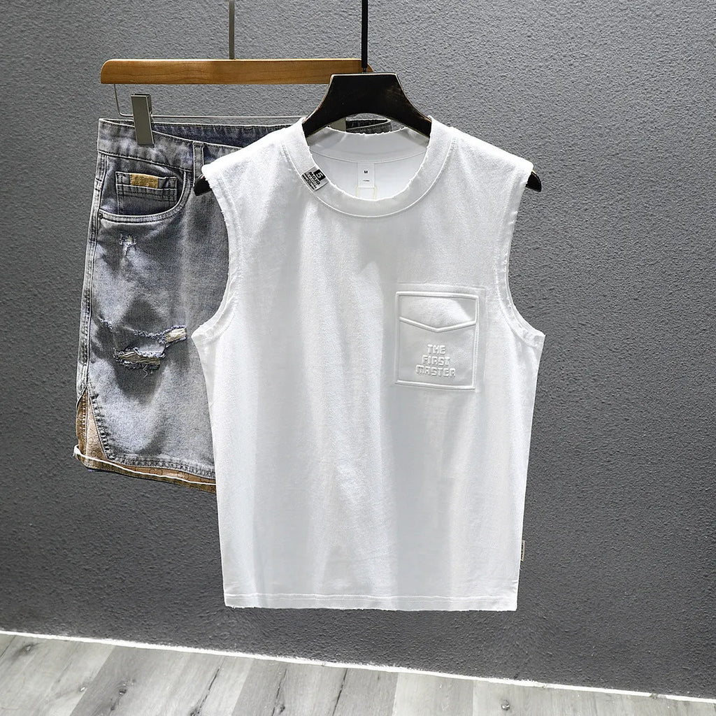 Men's solid colour cotton sleeveless fitness t-shirt in loose-fit version with straight hem design.