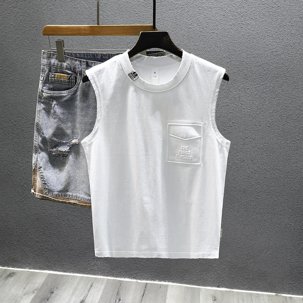 Men's solid colour cotton sleeveless fitness t-shirt in loose-fit version with straight hem design.