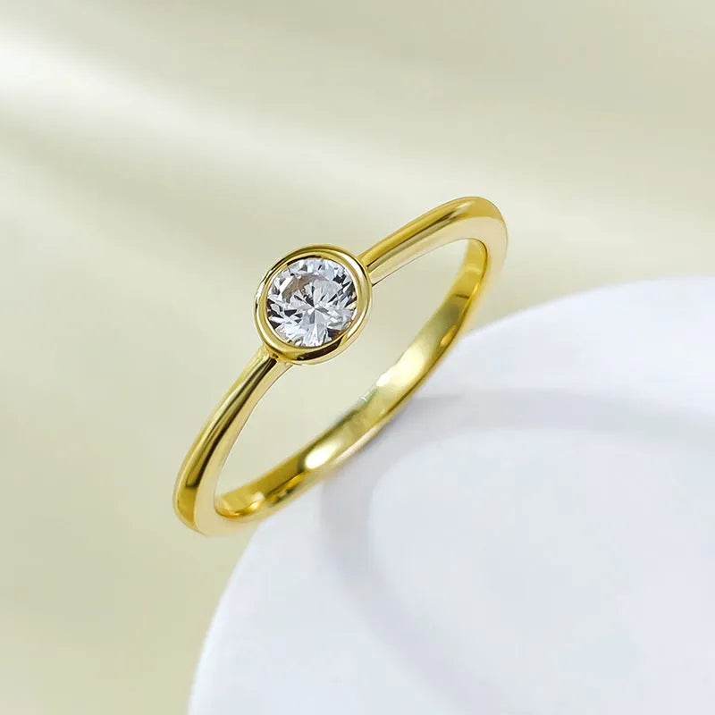 Minimalist crown-shaped silver ring with linear details in platinum or gold finish.