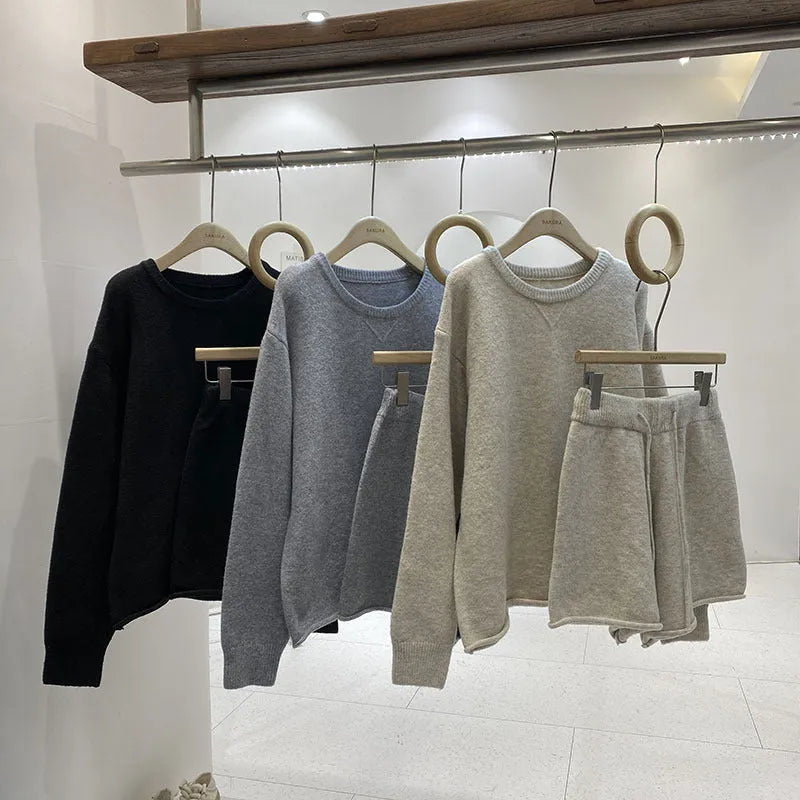 Women's loose-fitting knitted sweater and wide leg shorts two-piece set in neutral colour