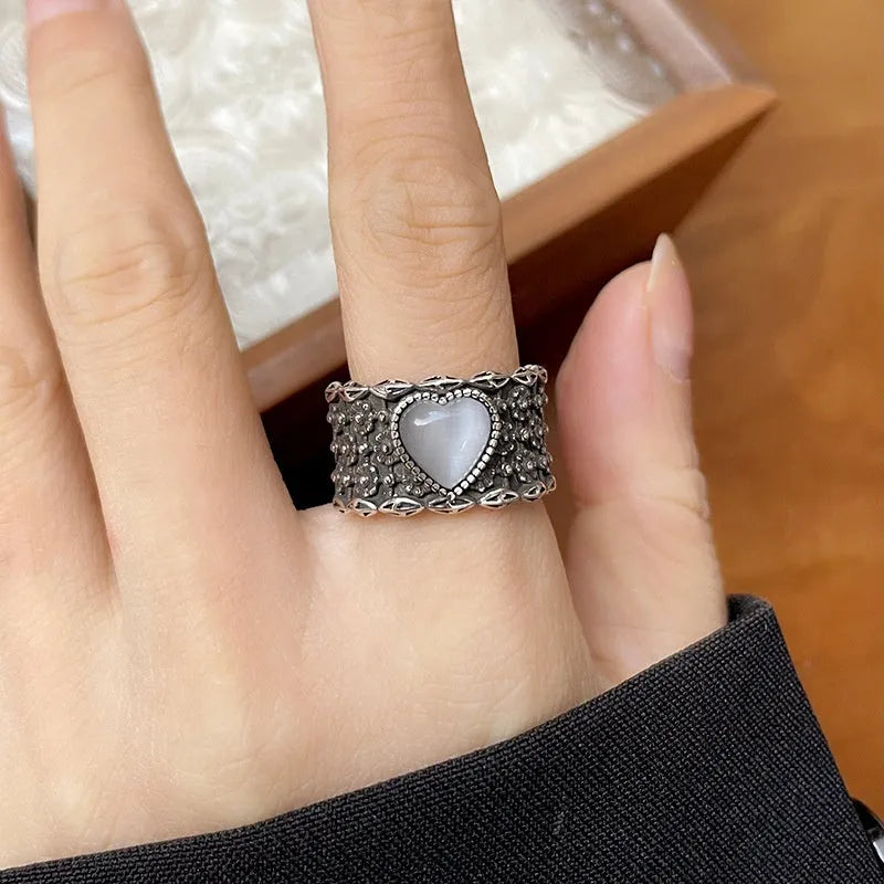 Retro adjustable heart-shaped ring in white copper plated silver with love design elements