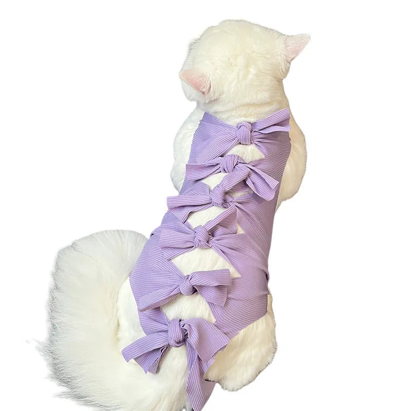 Lace-up cat sterilisation recovery suit in polyester with adjustable fastenings for post-operative wound protection