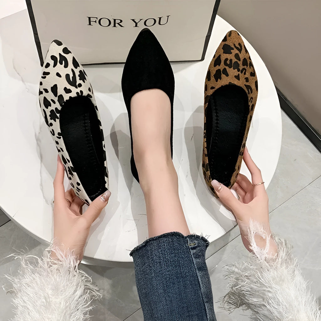 Women's leopard print flat pumps with pointed toe and low heel on cotton upper