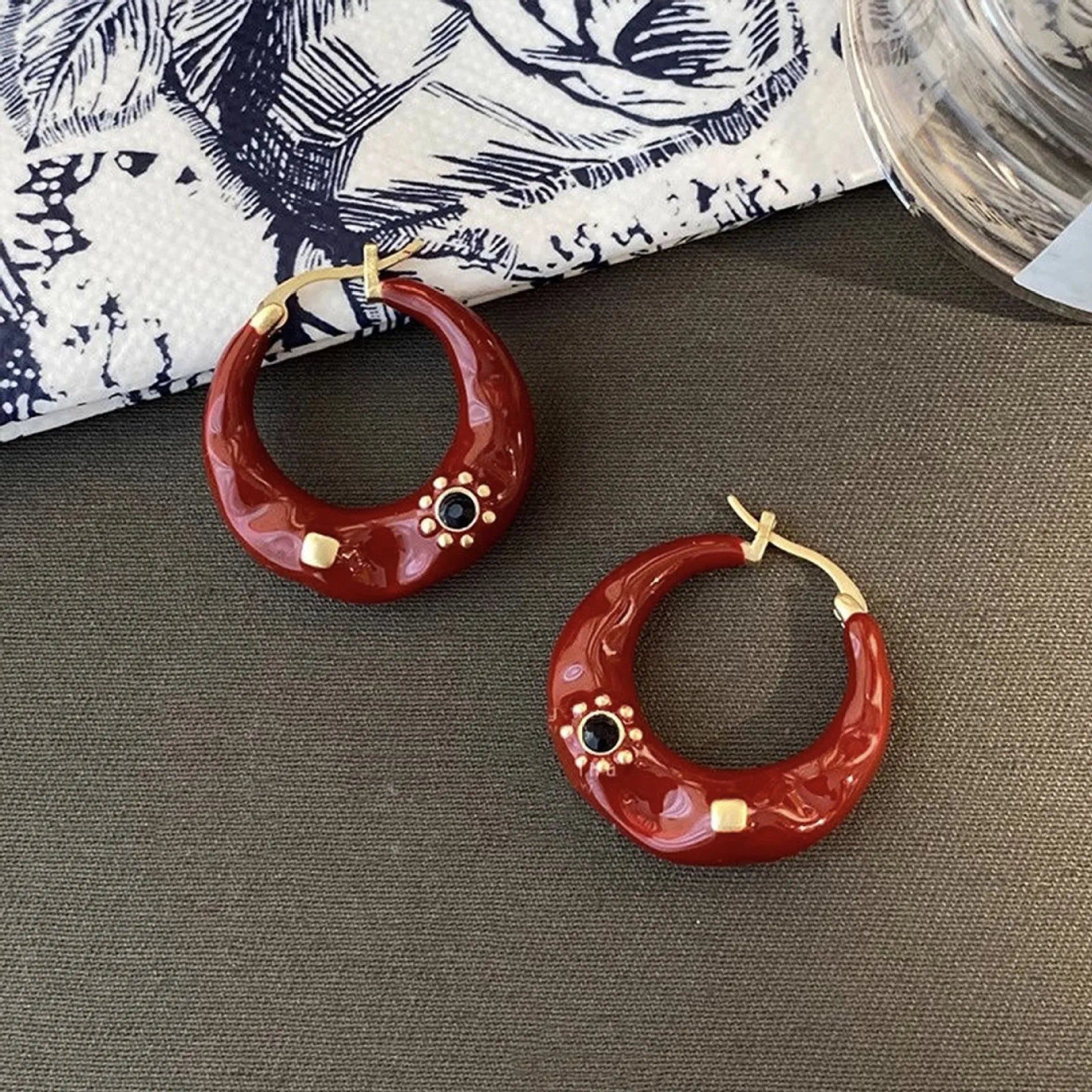 Hong Kong style retro alloy ear studs with rhinestone inlay in black and red colours
