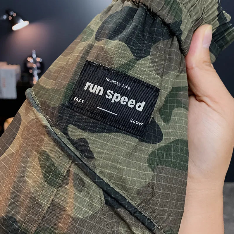 Men's camouflage cargo shorts in cotton blend fabric with loose fit and cargo pockets