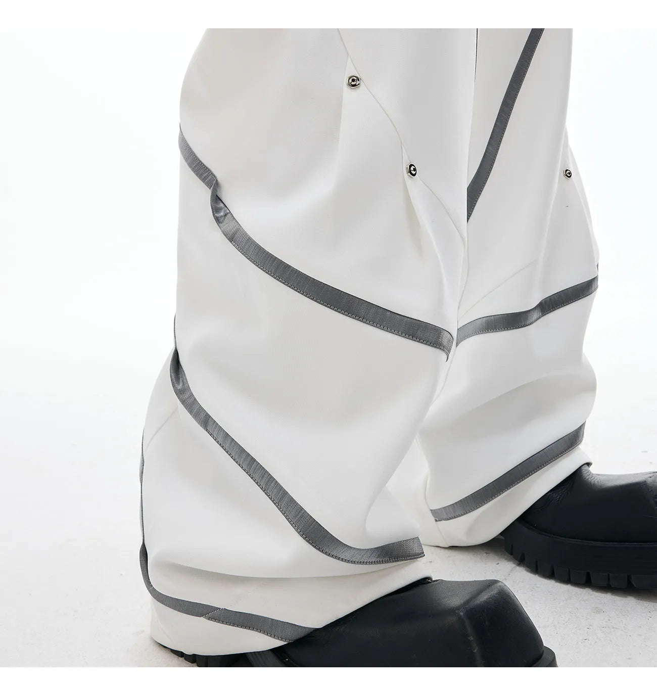 Men's polyester trousers with metal striped rivet pleats and three-dimensional cutting in black or white