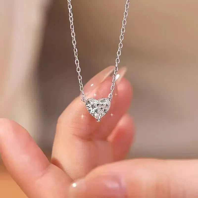 Women's simple silver-coloured copper necklace with heart-shaped pendant