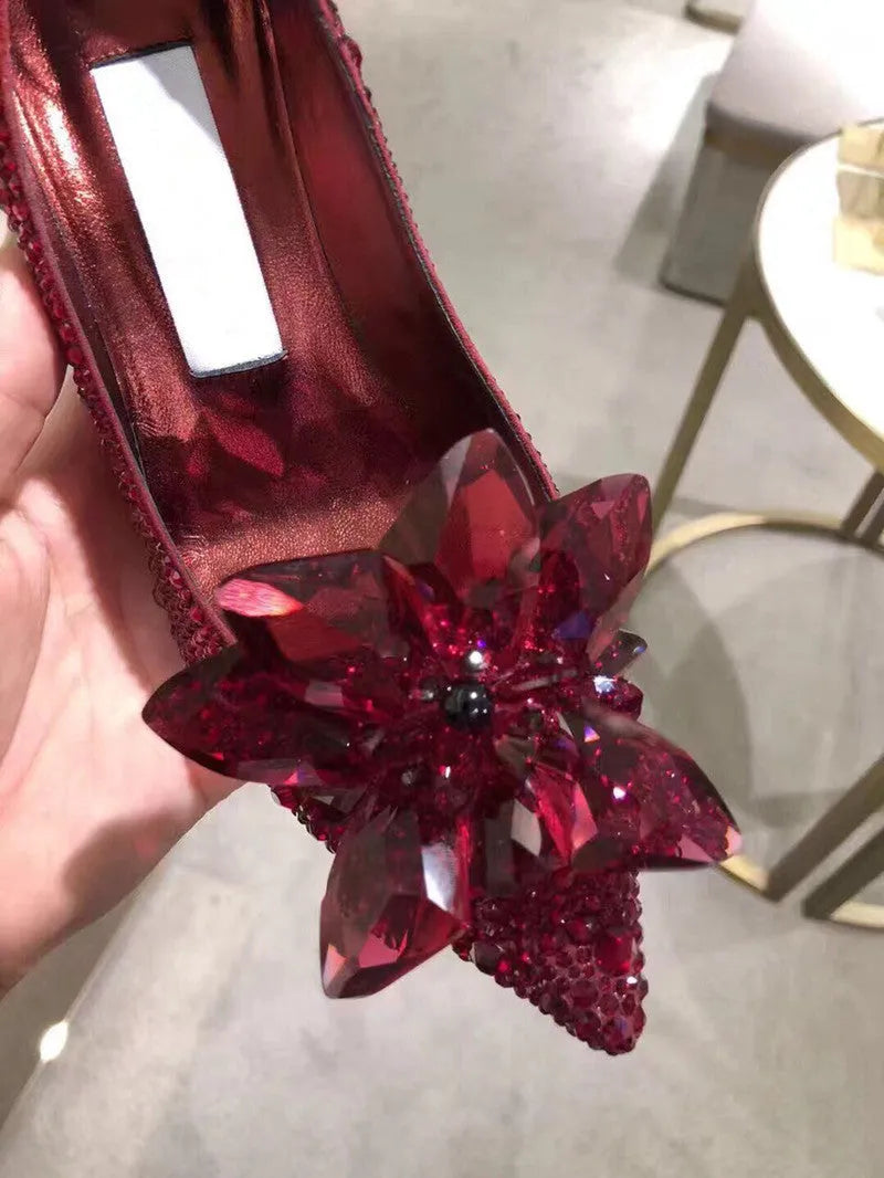 Women's gold high heels with pointed toe, stiletto heel and rhinestone sequin decoration