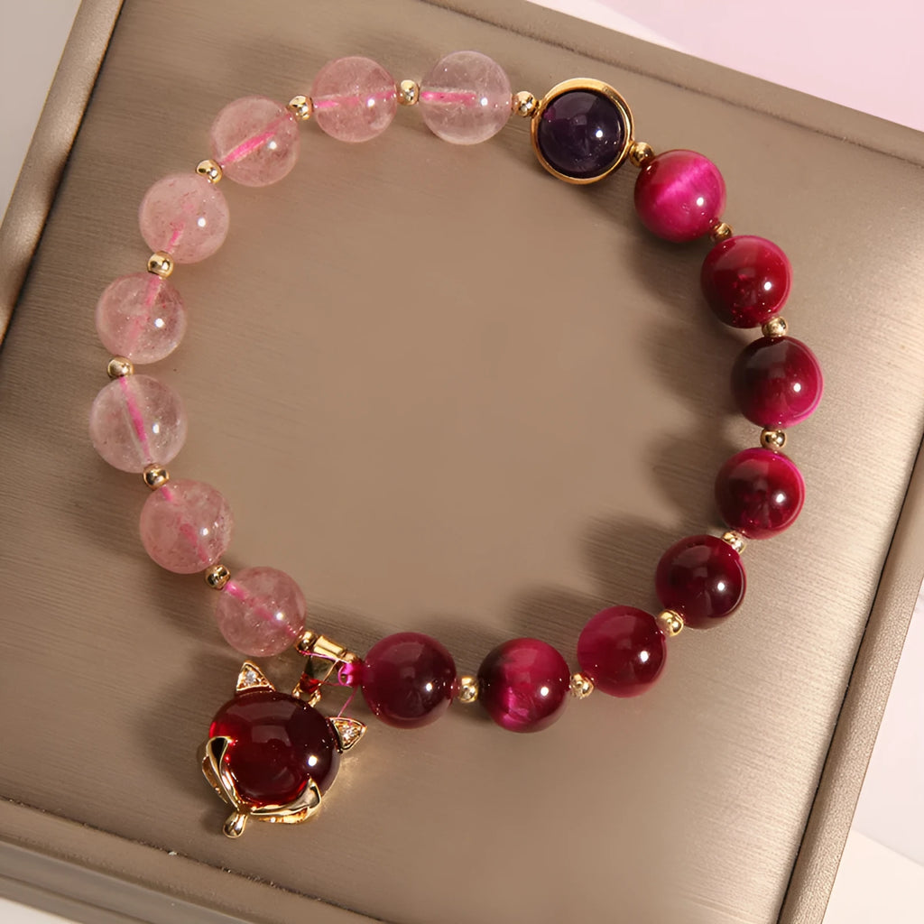 Simple women's bracelet with a strawberry crystal on an 18cm elastic rope band.