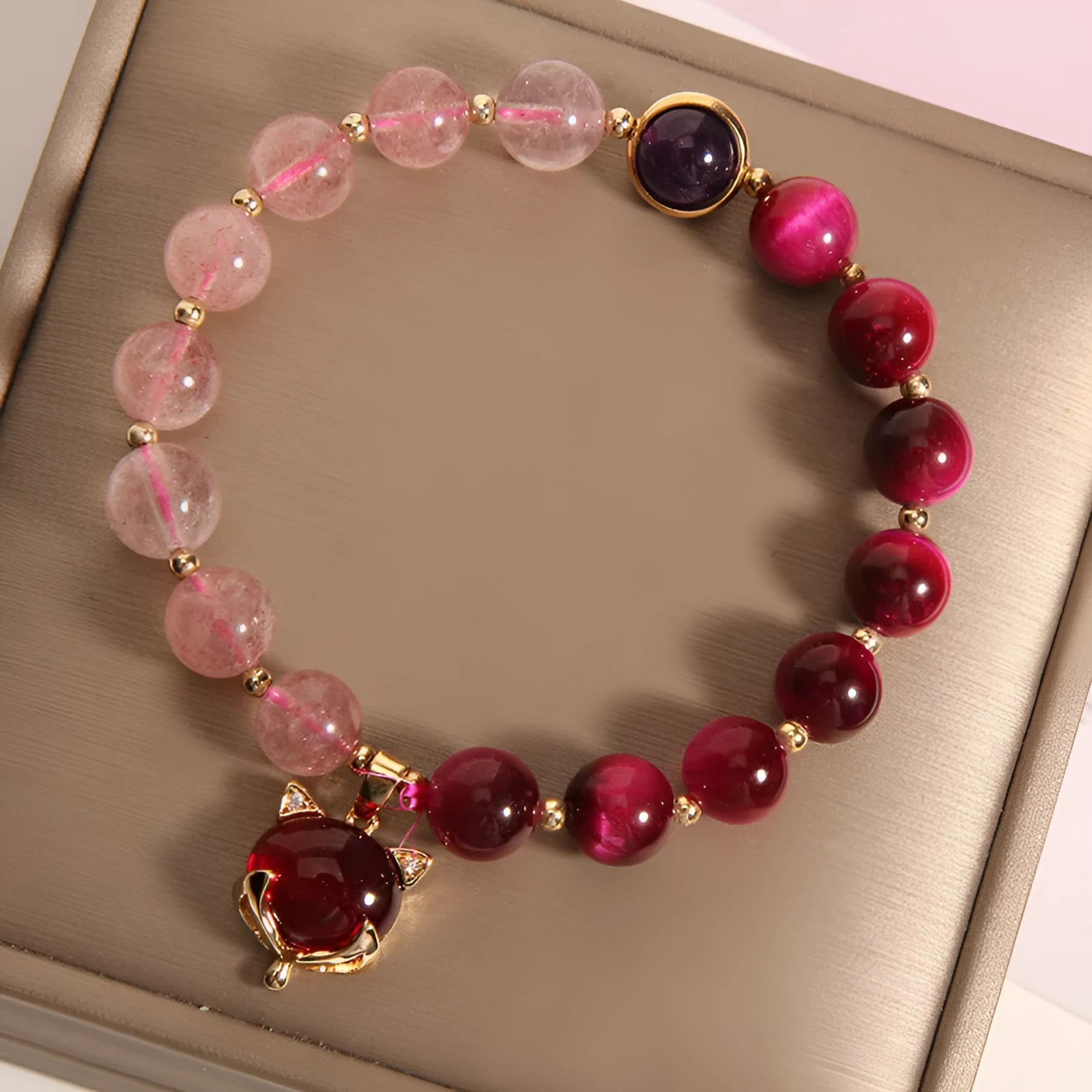 Simple women's bracelet with a strawberry crystal on an 18cm elastic rope band.