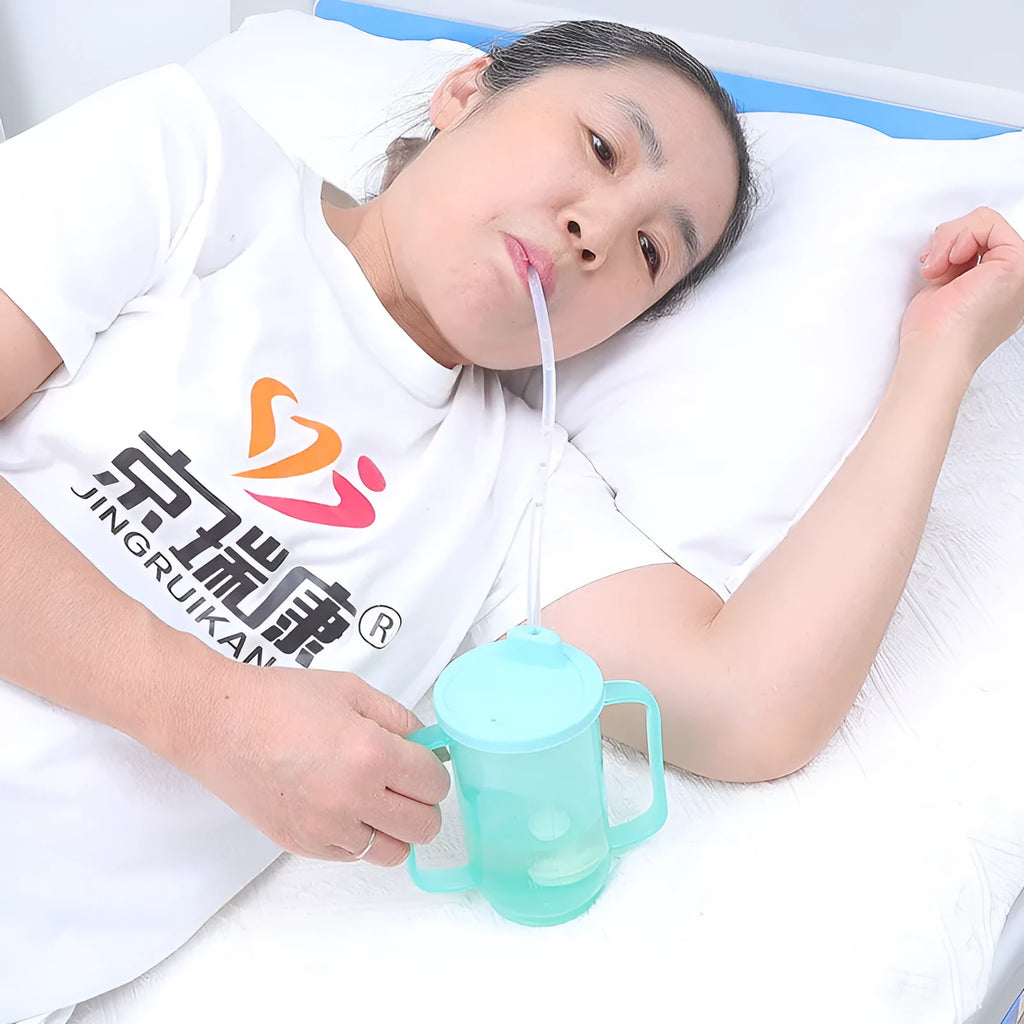 Oblique mouth choke-proof bed care drinking cup with handle and lid for adults.