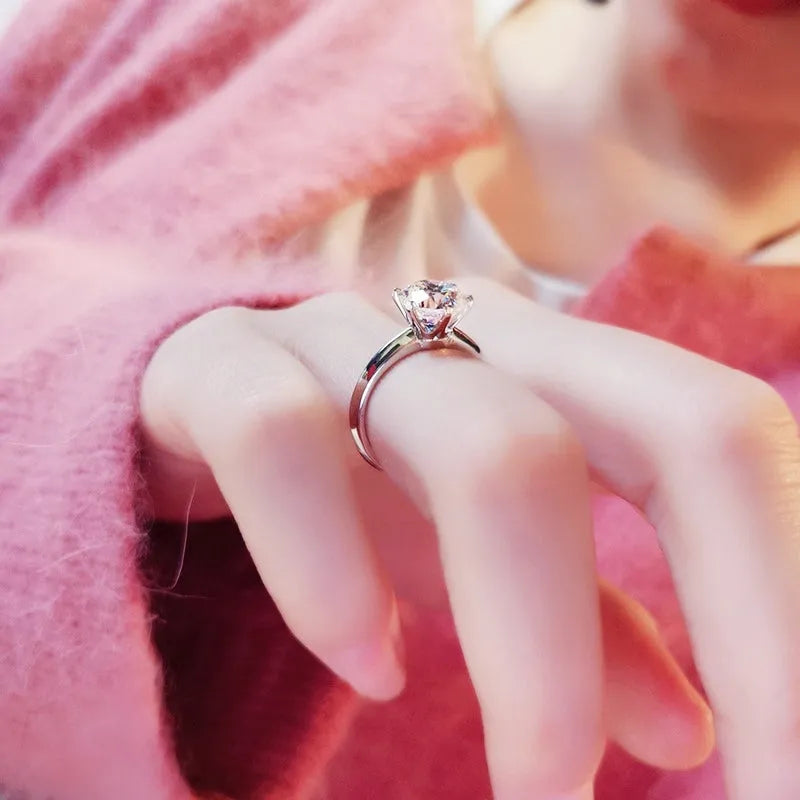 White gold plated women's ring with six-claw zircon setting and geometric design