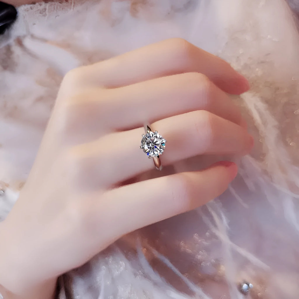 White gold plated women's ring with six-claw zircon setting and geometric design