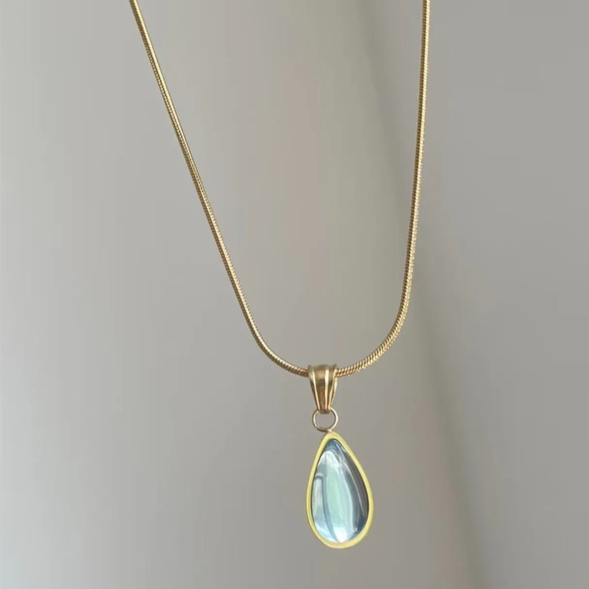Retro water drop necklace with mixed gem inlay on a titanium steel snake bone chain in blue or green.